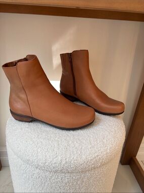 Walking Cradles Tan Leather Ankle Boots NWOT Size 6